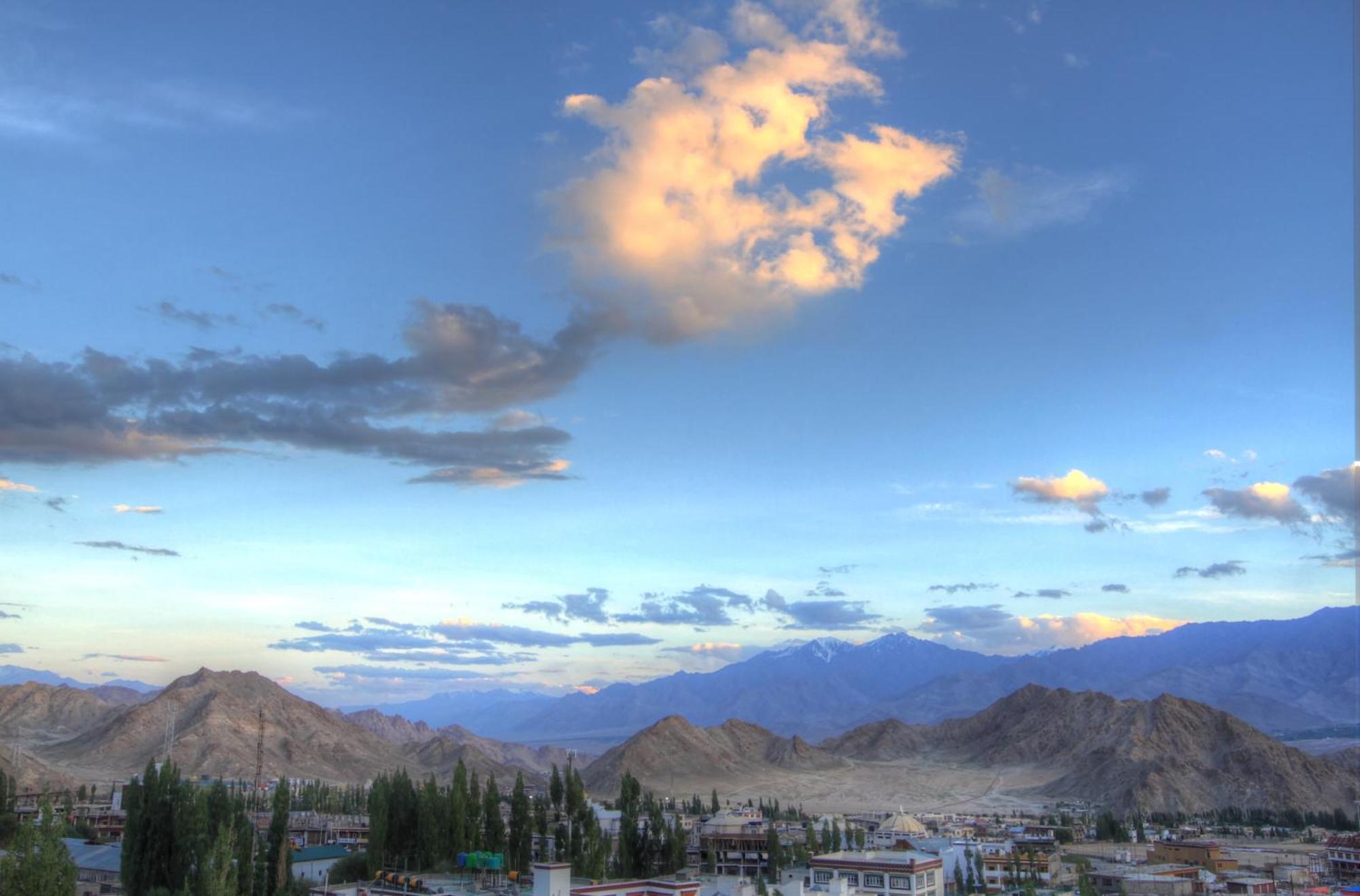 The Abduz Hotel Leh Exterior photo